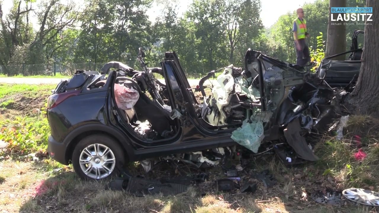 VKU B96Gro&szlig; S&auml;rchen: PKW prallt gegen Baum - Fahrer stirbt an Einsatzstelle