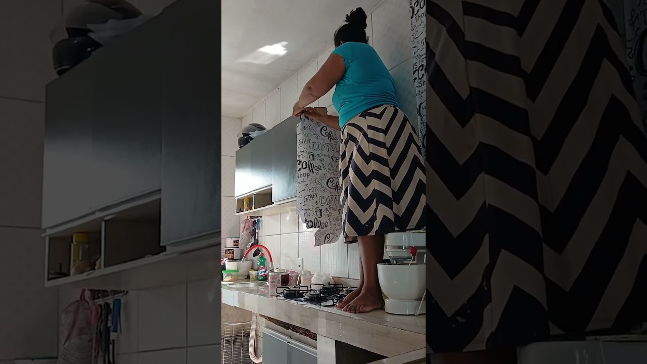 SUBI ENCIMA DA BANCADA PRA COLOCAR PAPEL DE PAREDE NO ARMÁRIO 😅