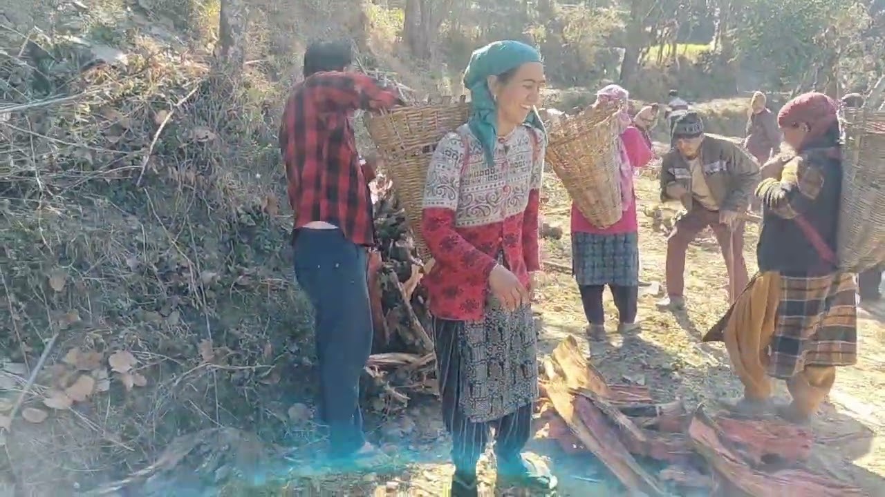 आज जवारा (मदद) जा रहा हूं साथ के गांव को लकडी काटने। 50 गांव वाले आए हैं आज मदद करने function है ।