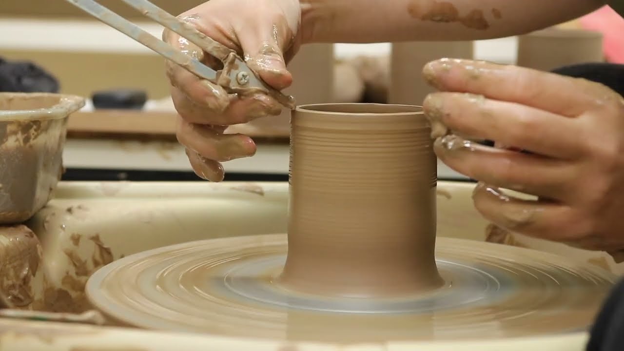 陶藝手拉坏-製作暖黃直筒握杯 Throwing Yellow Clay Cups（開啟cc中文字幕）