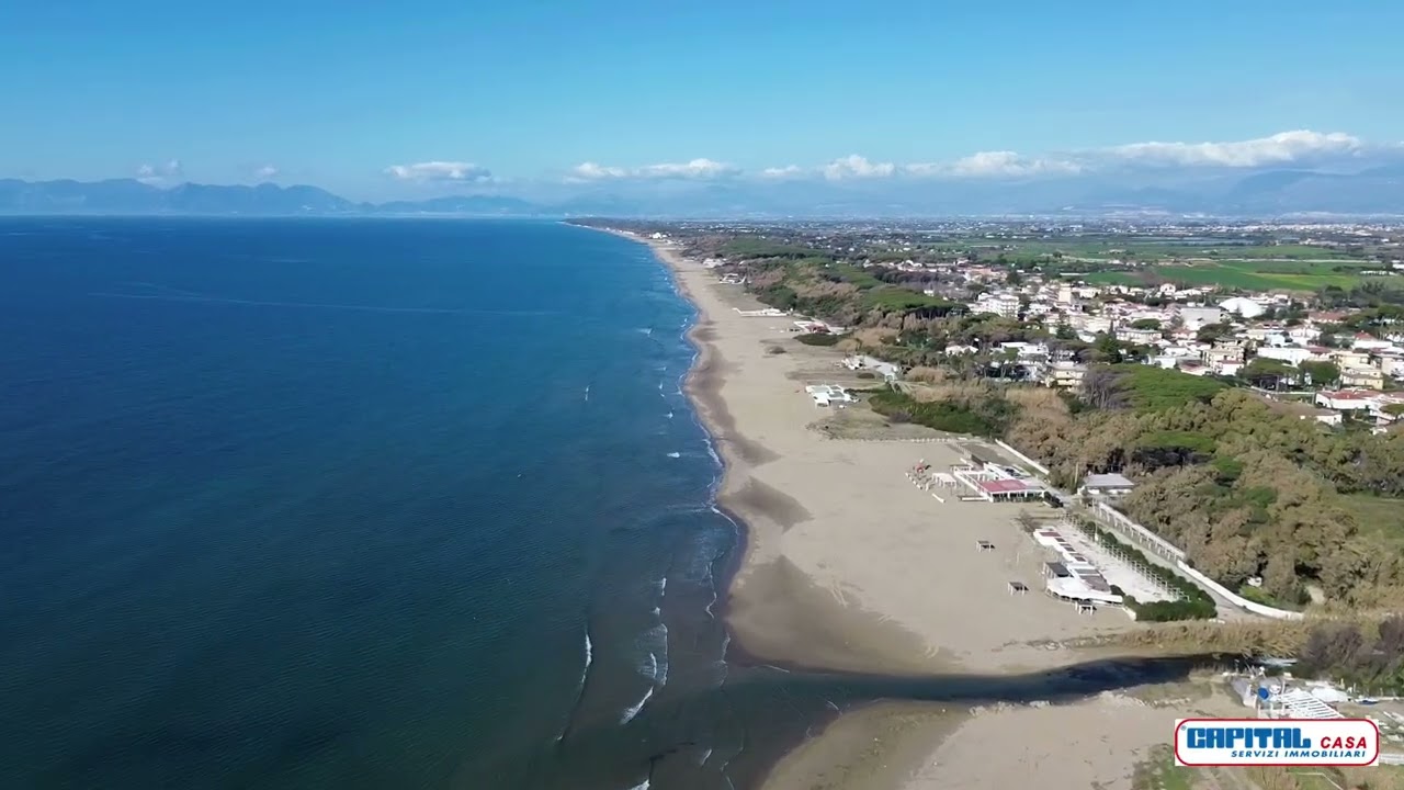 il mare di Paestum unisce l'azzurro del Tirreno all'eternità della Magna Grecia.