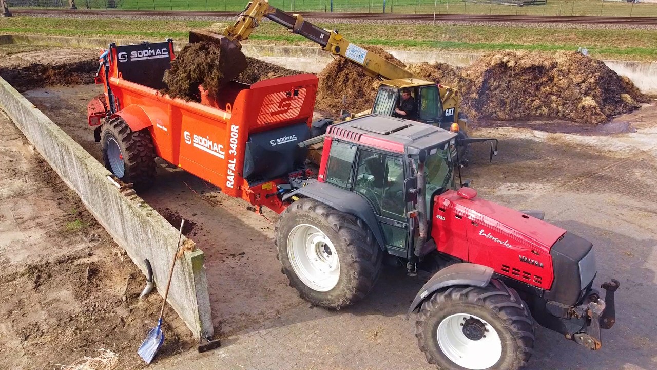 Sodimac spreading manure