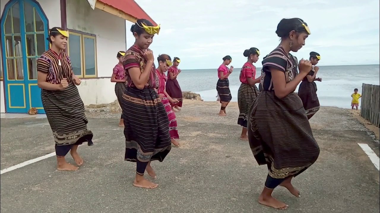 Tarian tanimbar anak anak desa lorulun  
