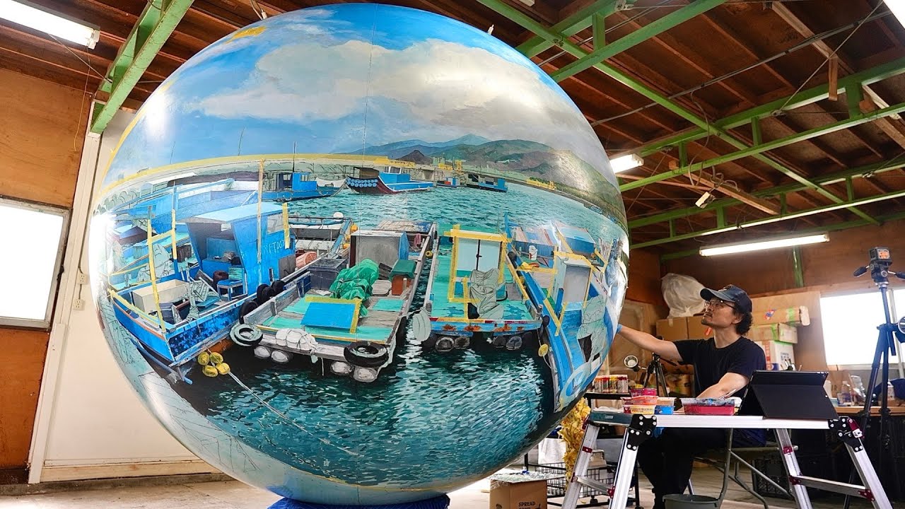 Совершенство мастерства: японский художник создает шедевр на 360° на гигантской сфере!