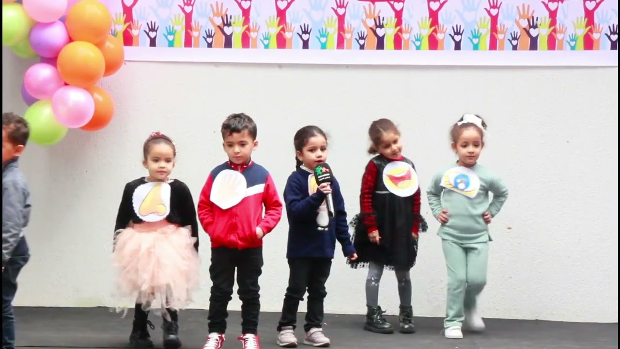 Les enfants de la M.S présentent une pièce théâtrale des cinq sens avec maîtresse Dalila