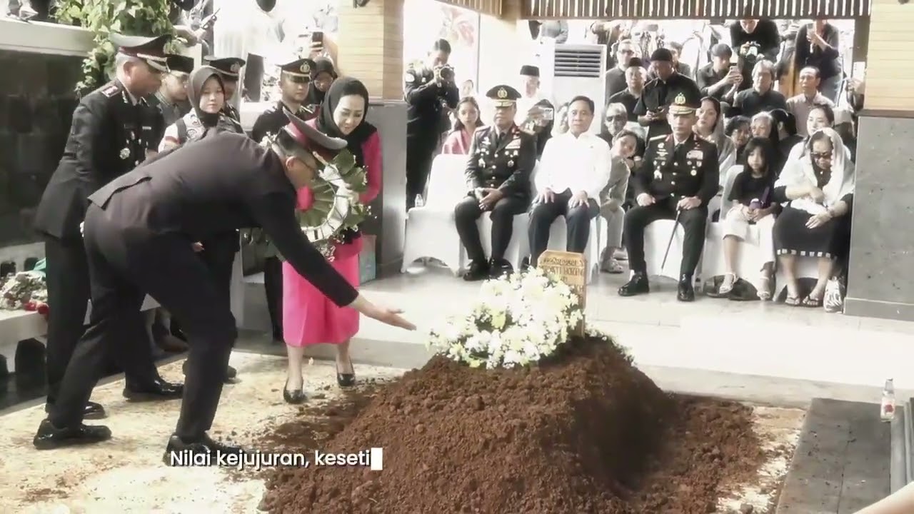 Bhayangkari mengantarkan Ibu Merry Hoegeng Imah Santoso menuju peristirahatan terbaik di sisi-Nya