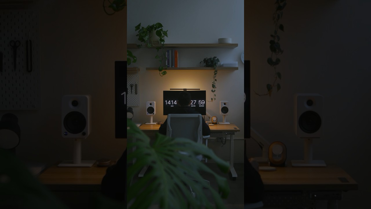 Rainy days 🌧️ Cozy lights #shorts #desksetup #cozy