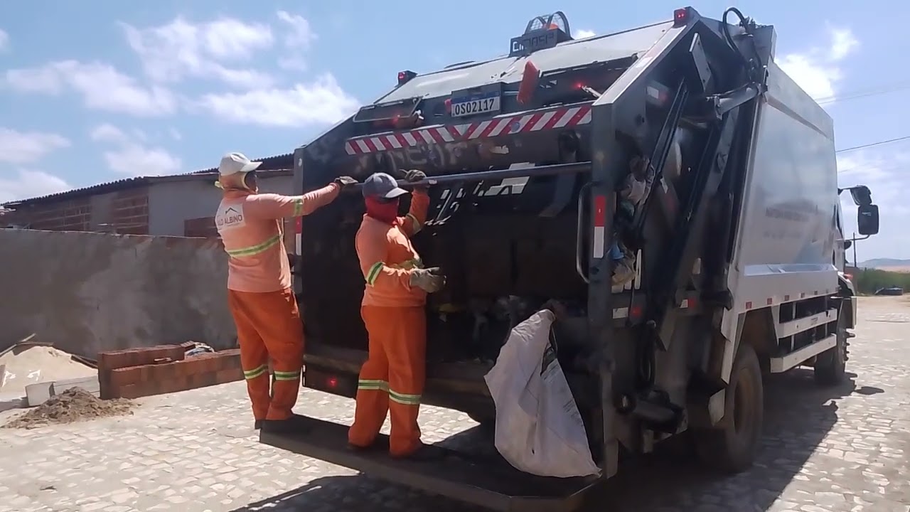 Caminhão De Lixo Da Prefeitura de Paraú RN
