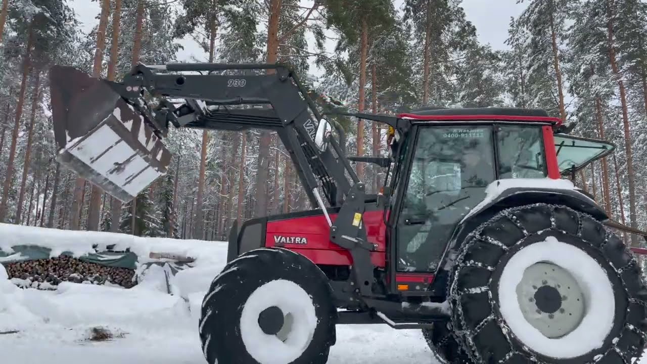 Valtra A95 & PakuMan lumihommissa