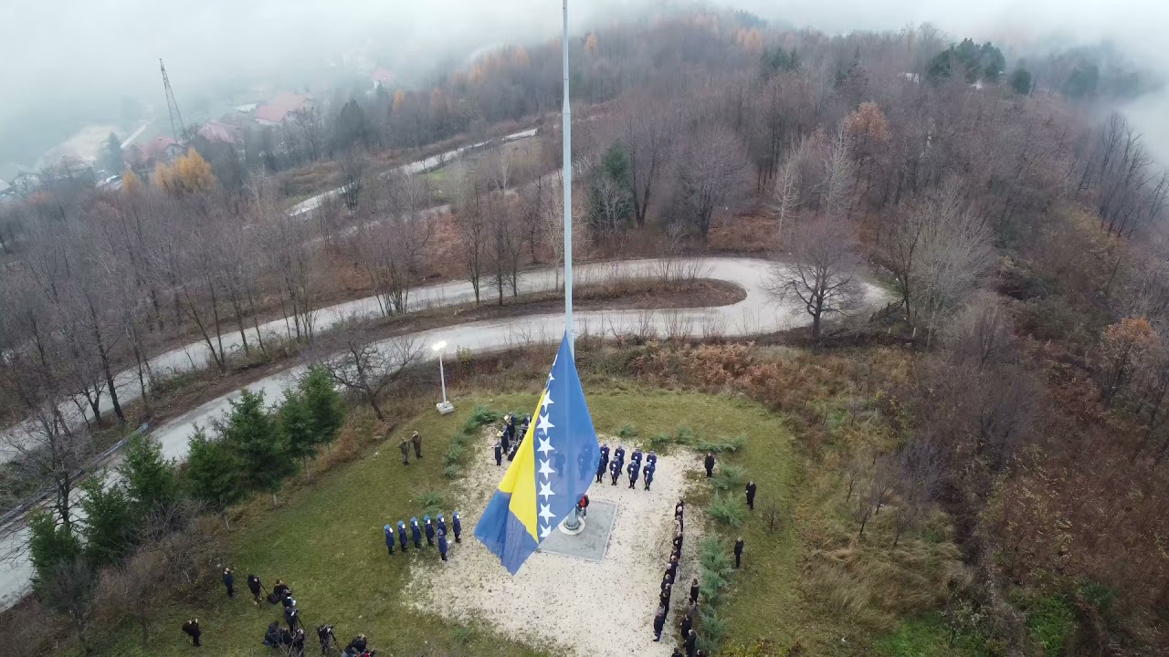 Pogledajte snimak iz zraka podizanja zastave BiH na brdu Hum povodom Dana državnosti