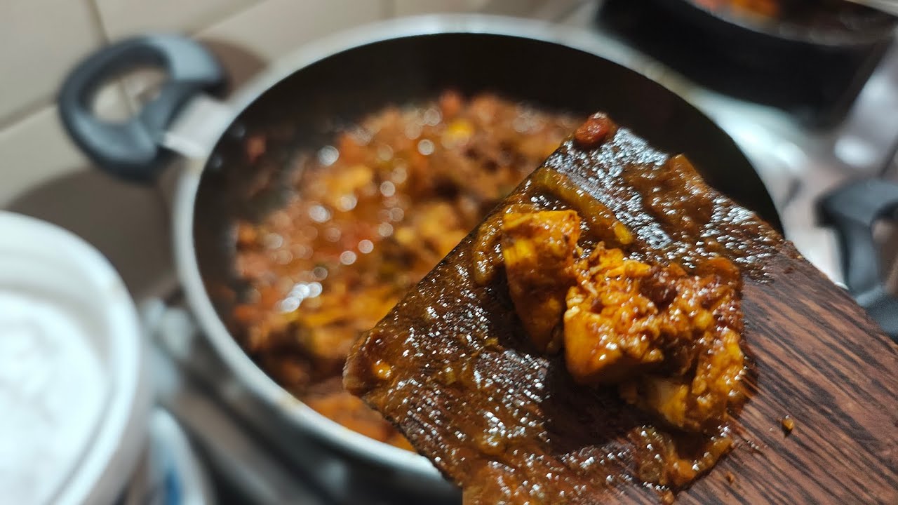 CHICKEN CURRY ||വേവിക്കുന്നത് വെള്ളം ചേർക്കാതെ .രുചി അടിപൊളി ആണേട്ടോ..🤤