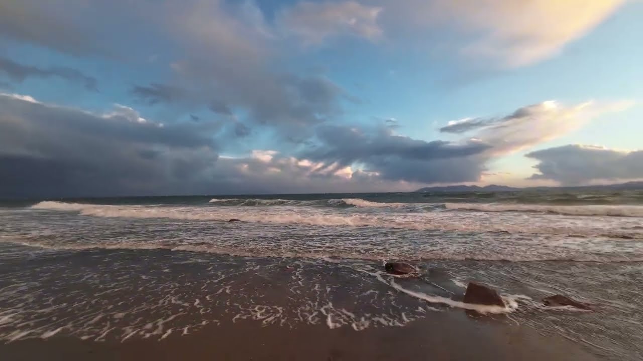 Ayvalık Sarımsaklı Plajı | Kıyıya Vuran Çılgın Dalgalar, Badavut Plajı’nda Zorlu Yürüyüş (4K)