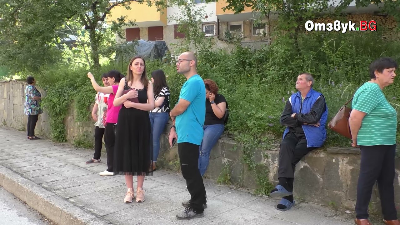 Овладяха пожара в Бизнесцентъра в Смолян, покривът продължава да тлее
