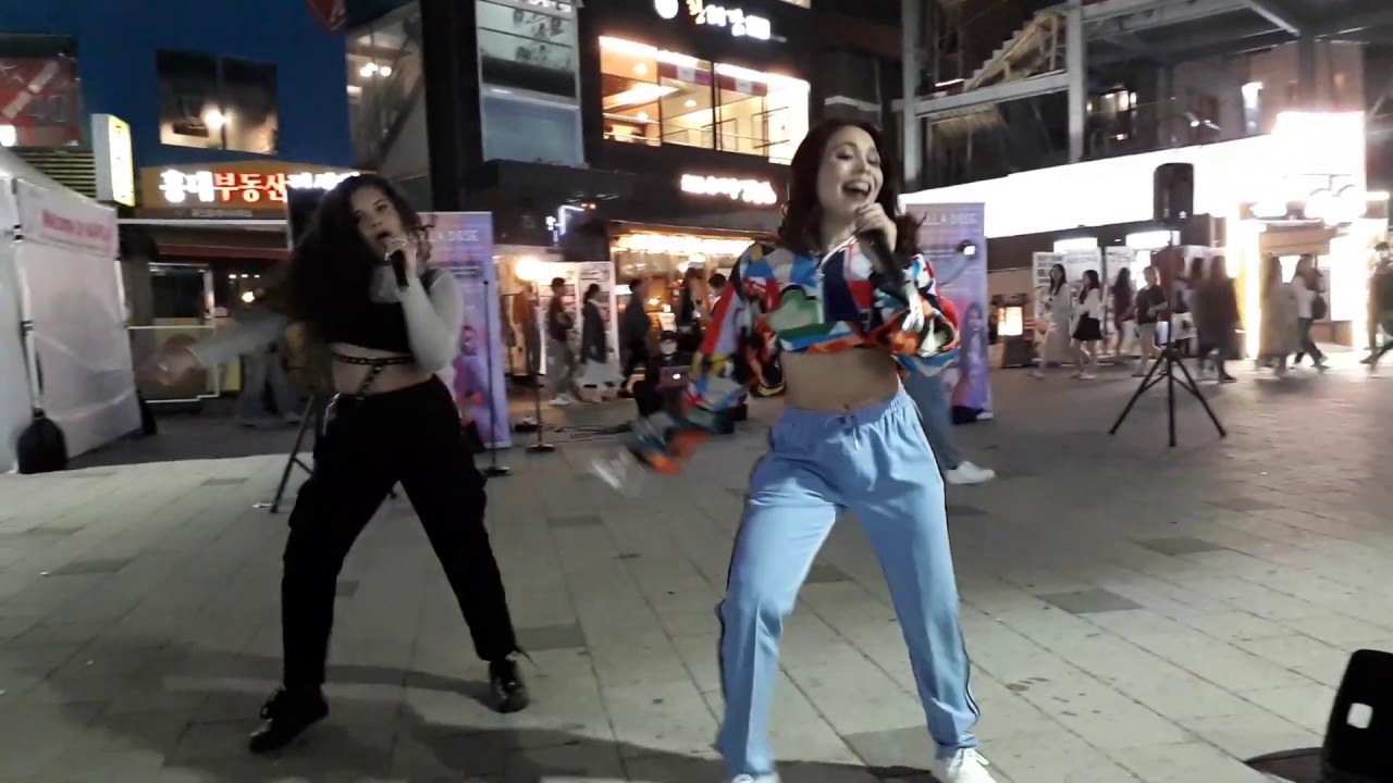BELLA DOSE. AMAZING GIRLS🥰 FROM CALIFORNIA. EXHILARATING BUSKING WITH HAPPY AUDIENCE. SO IMPRESSIVE.