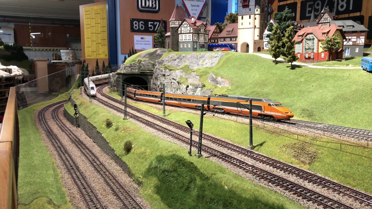 Züge im Testlauf auf der Modelleisenbahn der PMW Winnenden e.V.