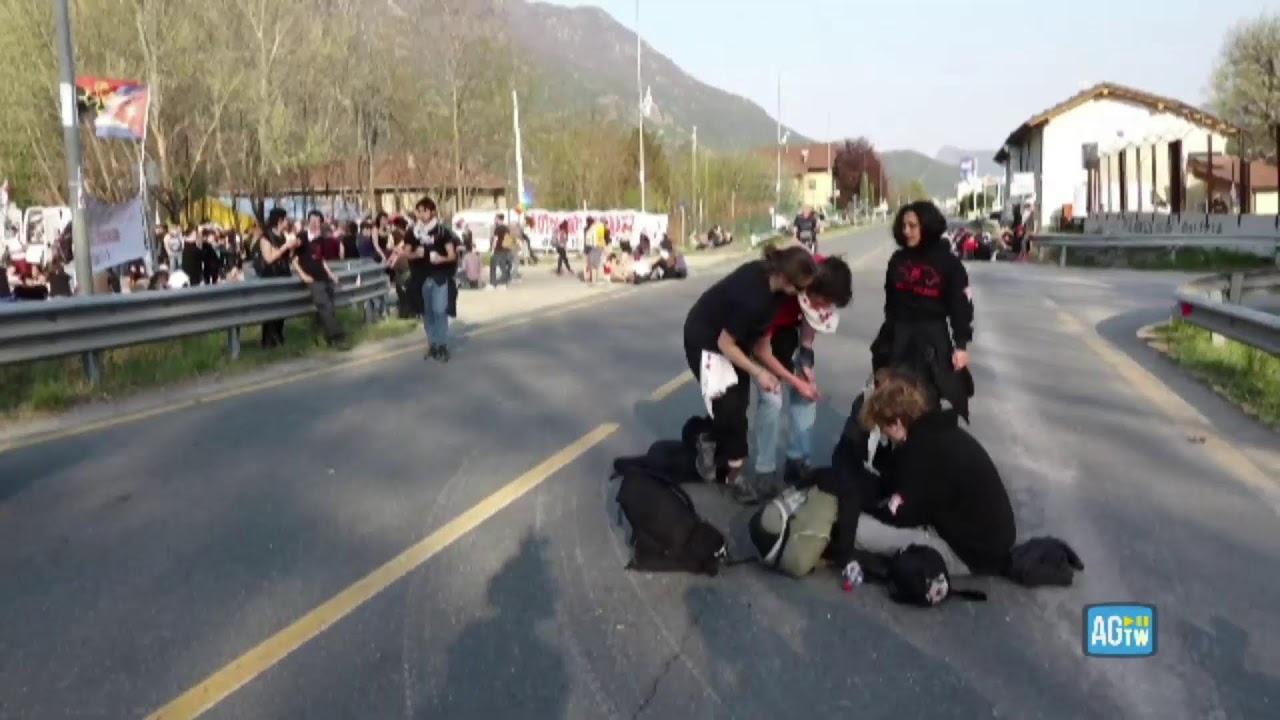 Val Susa, i manifestanti No Tav arrivano al cantiere di San Didero. Le immagini in diretta