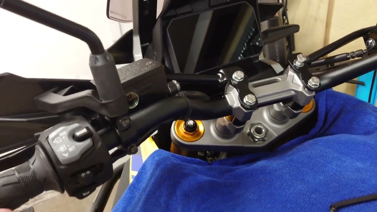 Hepco&Becker hand guard bars and bar risers on Suzuki V-strom 1050 DE