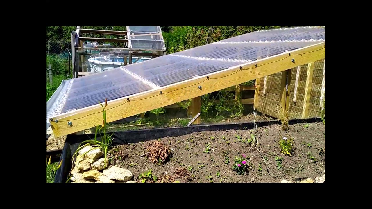 walipini part 14: travaux de verrerie avec le vent qui s'invite :s