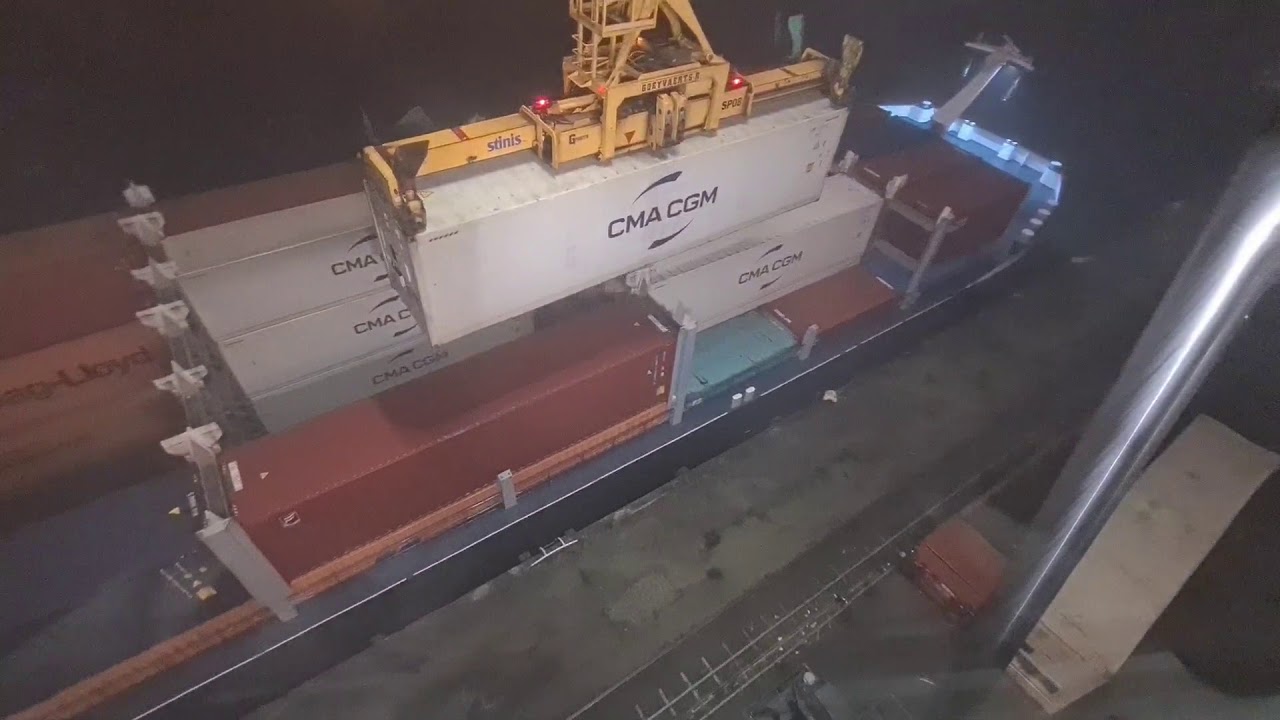 Gottwald HMK 170 loading barge