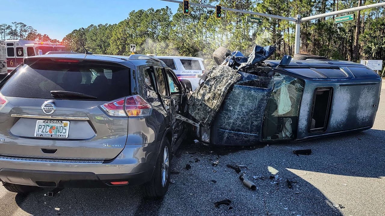 DOS COCHES DESTROZADOS EN UN ACCIDENTE