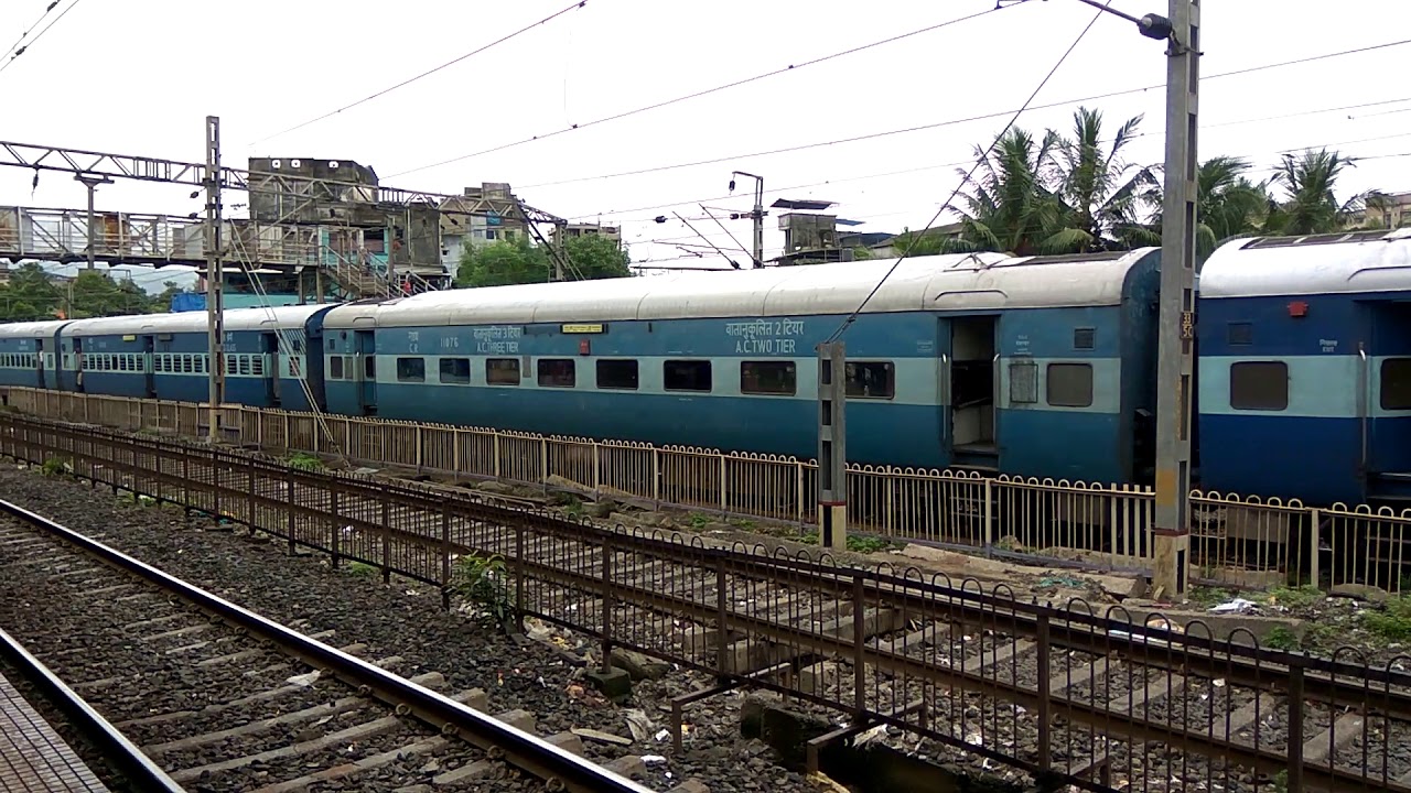 Nizamabad Mumbai LTT express arriving at Thane