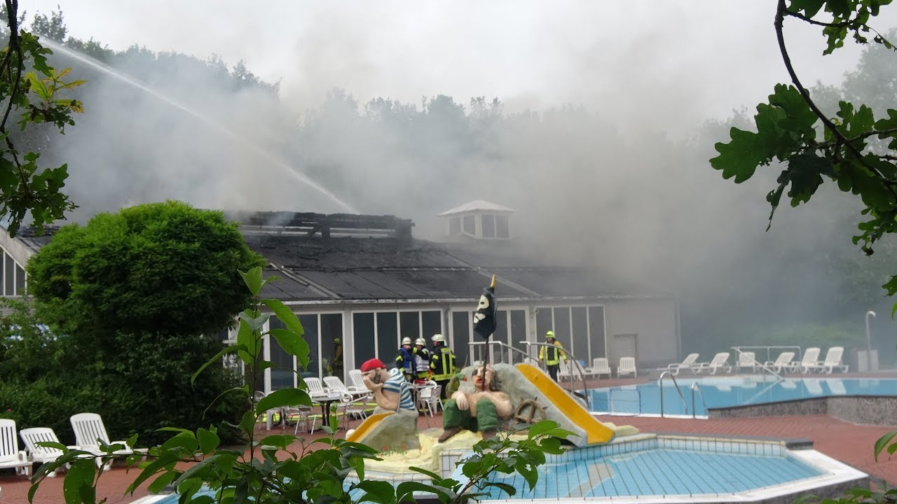 [Schwimmbad brennt] Dachstuhlbrand eines Schwimmbades in Tecklenburg-Leeden