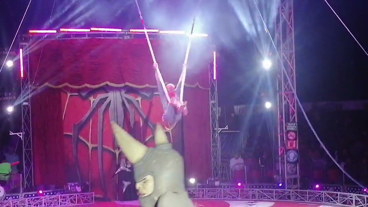 spiderman al ataque de los villanos en el circo americano