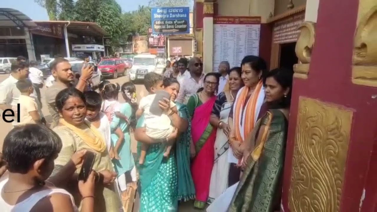 ಕಟೀಲು ದೇವಸ್ಥಾನದಲ್ಲಿ ಖ್ಯಾತ ಸಿನಿಮಾ‌ನಟಿ ತಾರಾ, ಸೆಲ್ಪಿಗಾಗಿ ಮುಗಿಬಿದ್ದ ಅಭಿಮಾನಿಗಳು.
