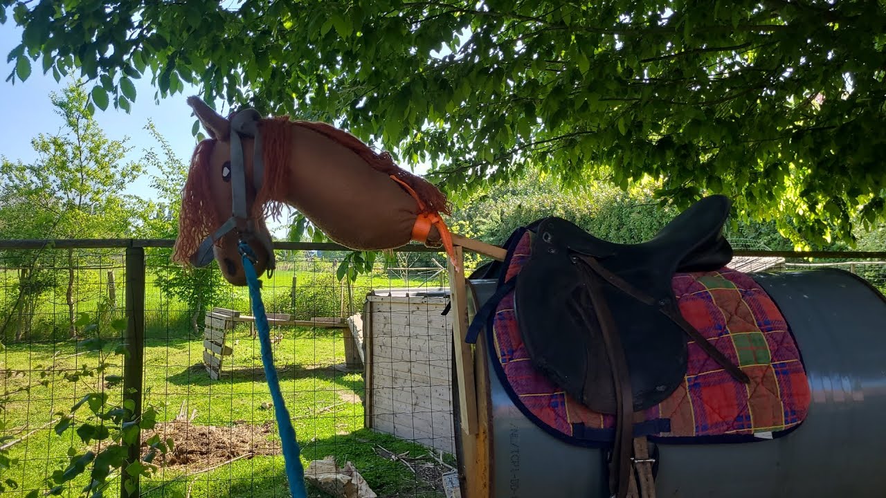 Houten paard opzadelen