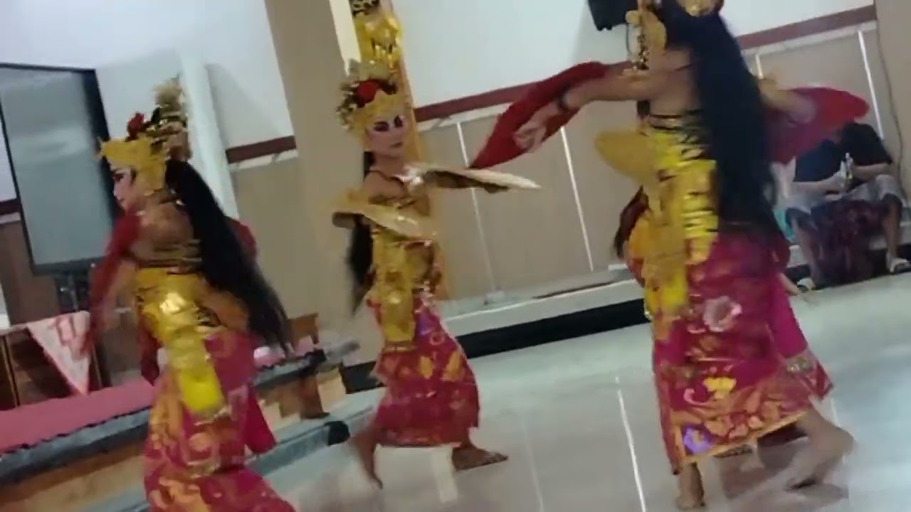 Bulan Bahasa Bali Dek  Ami menari tari Kupu-kupu Tarum 