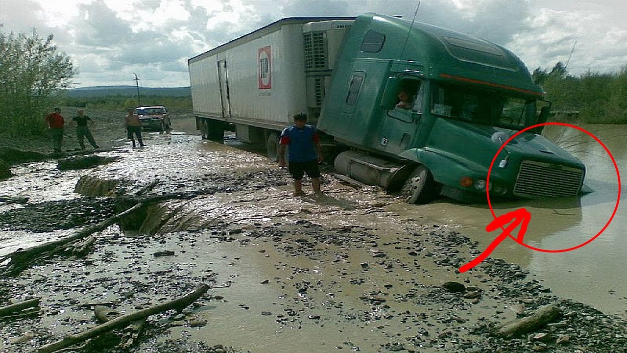 Lastebiler Ural ga vasser gjennom elva, off-road Russland