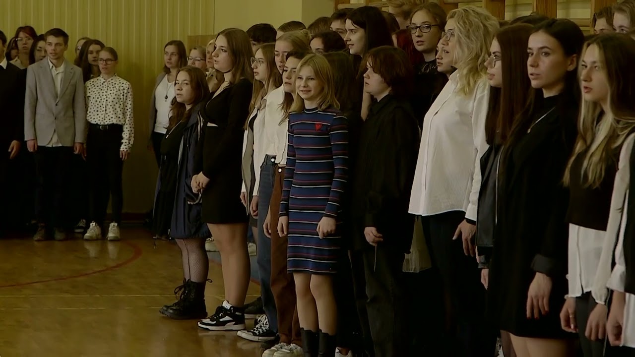 2022r.11.10 ZSHiU Bolesławiec. Odśpiewanie hymnu z okazji 11 listopada.