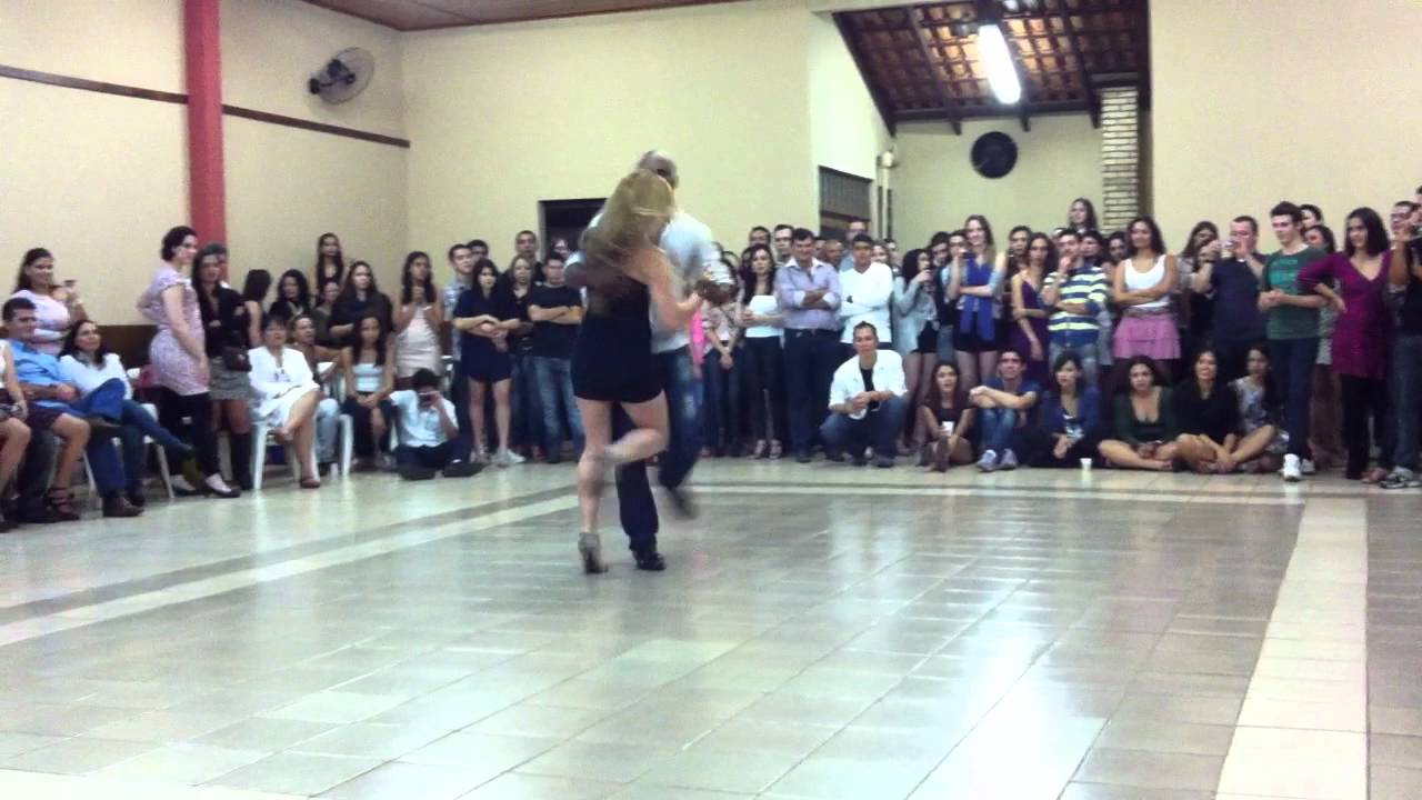 Samba funk - Jimmy Oliveira e Suellen Violante - 1º Baile 2º Semestre 2011 UFMS