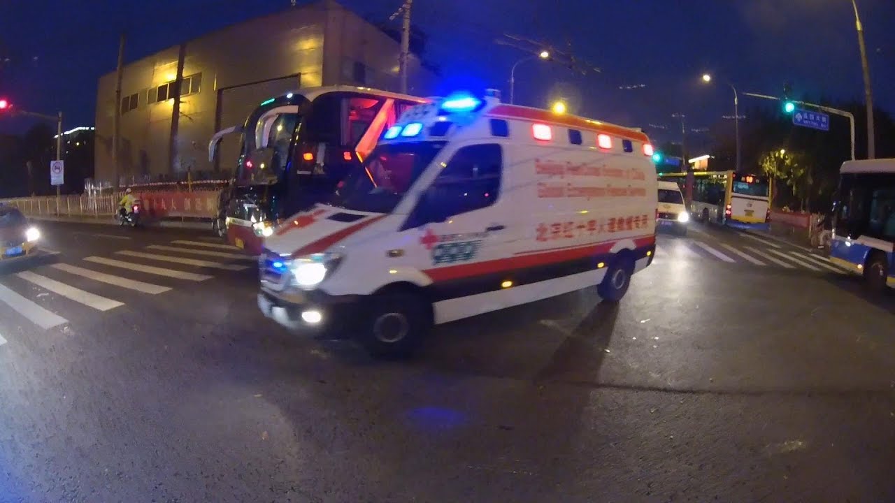 Escort Ambulance from accident scene to hospital\\紧急护送救护车到达事故现场后送往医院