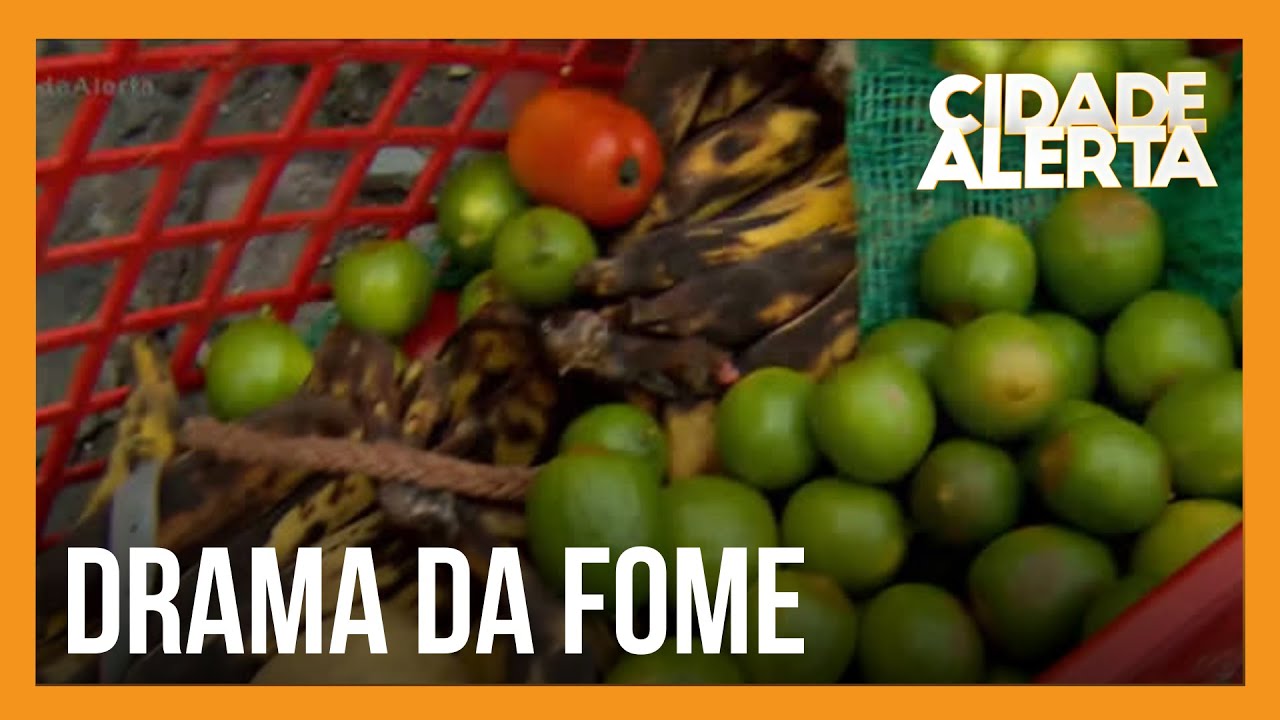 Pessoas buscam alimentos descartados por comerciantes para matar a fome em SP