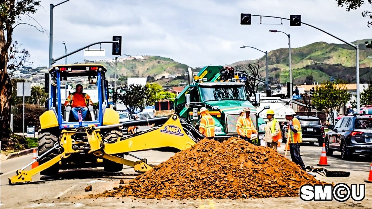 𝗘𝗡𝗘𝗥𝗚𝗬 𝗥𝗘𝗦𝗧𝗢𝗥𝗘𝗗: LADWP Crews Install New Power Vaults in Downtown Palisades After Devastating Fire