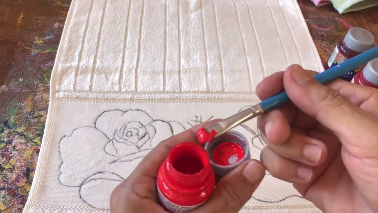 Pintura de Rosa vermelha na toalha de lavabo