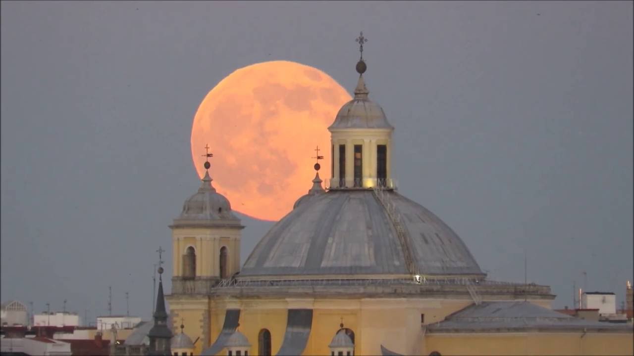 Timelapse de salida de la luna llena por San Francisco el Grande de Madrid