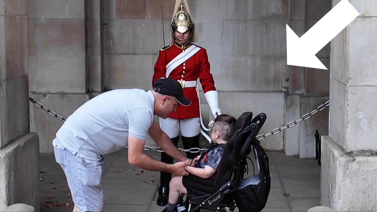 KING’S GUARD CANNOT STOP SMILING WHEN THE SPECIAL KIDS DID THIS ACTION!!!