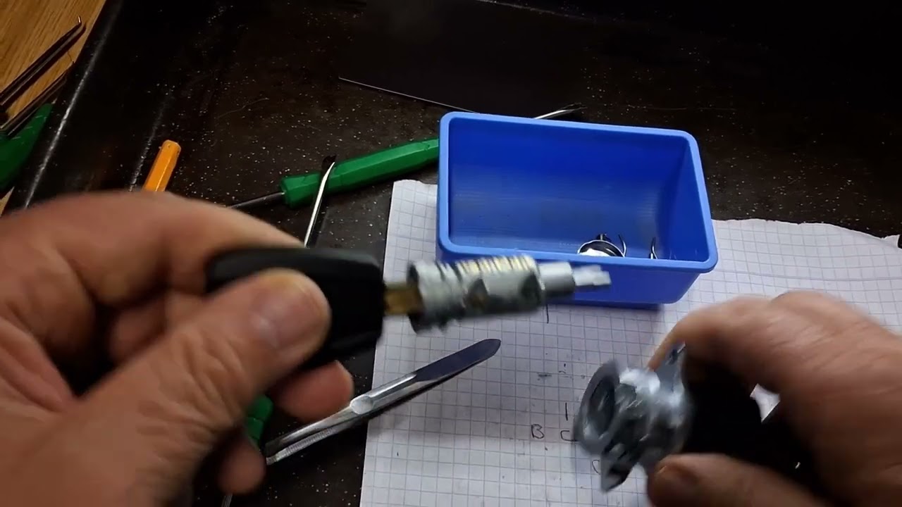 Beginner Automotive Locksmith - SIP22 Disassembly & Key Code