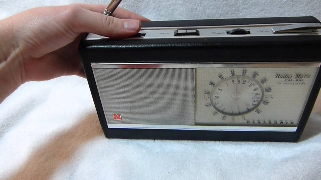 Panasonic Radar Matic RF-2000 auto-tuning transistor radio (Japan, late 1960's)