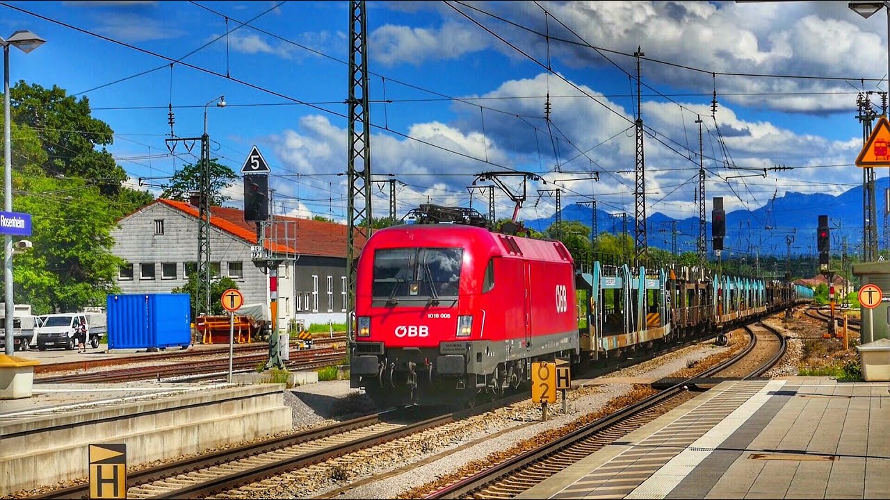Zugverkehr im Bahnhof Rosenheim in Oberbayern