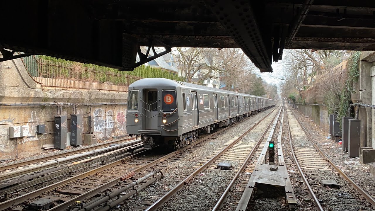 MTA New York City Subway HIGH SPEED R68 / R68A B Express Trains Flying Into Newkirk Plaza (1/8/21)