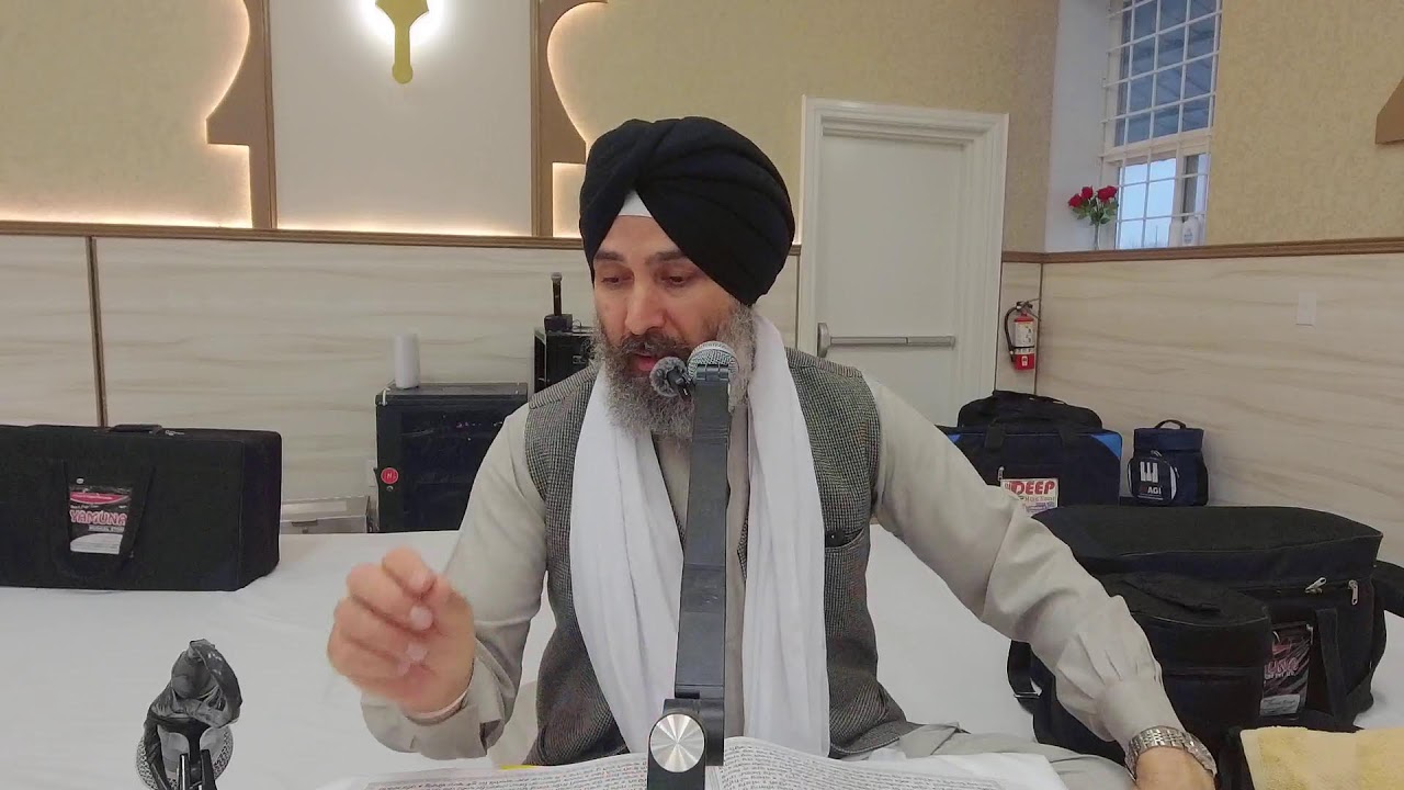 ਪਉੜੀ ॥ ਮਨਮੁਖ ਅੰਦਰੁ ਨ ਭਾਲਨੀ ਮੁਠੇ ਅਹੰਮਤੇ ॥
