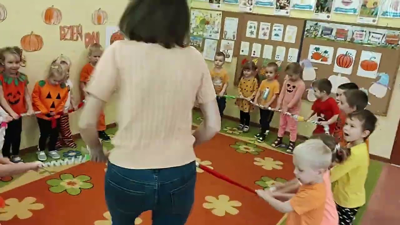 Zabawa muzyczno - ruchowa z gumą sensoryczną do piosenki z filmu Benny Hill 😋🤗💃🕺