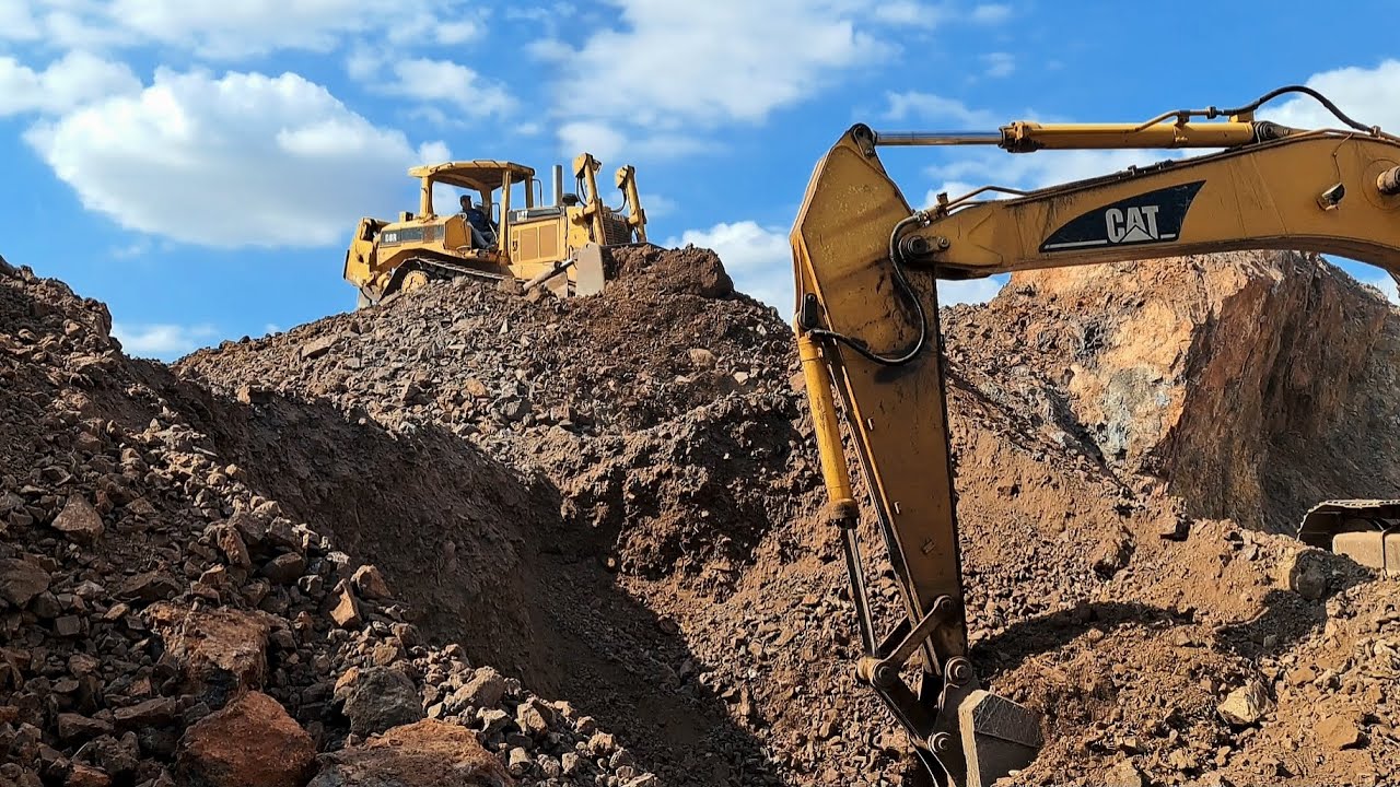 Bulldozer CAT D8R cortando y empujando material