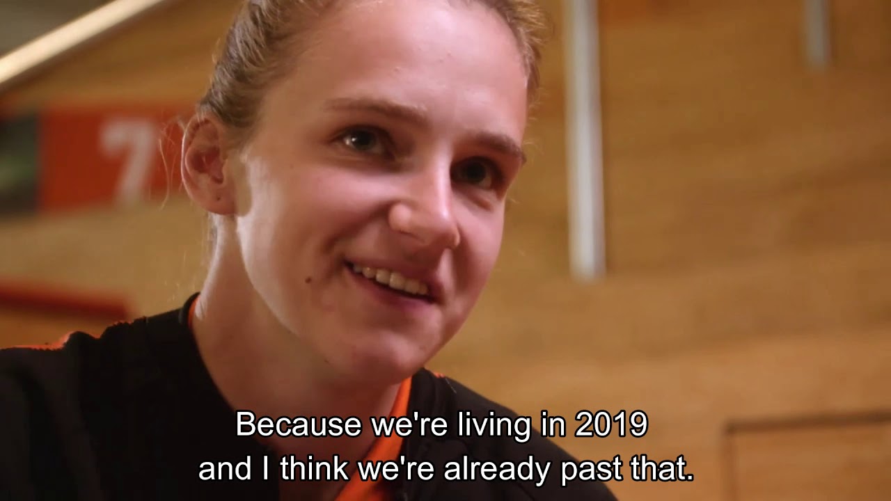 Vivianne Miedema  answering questions from kids (English subtitles)