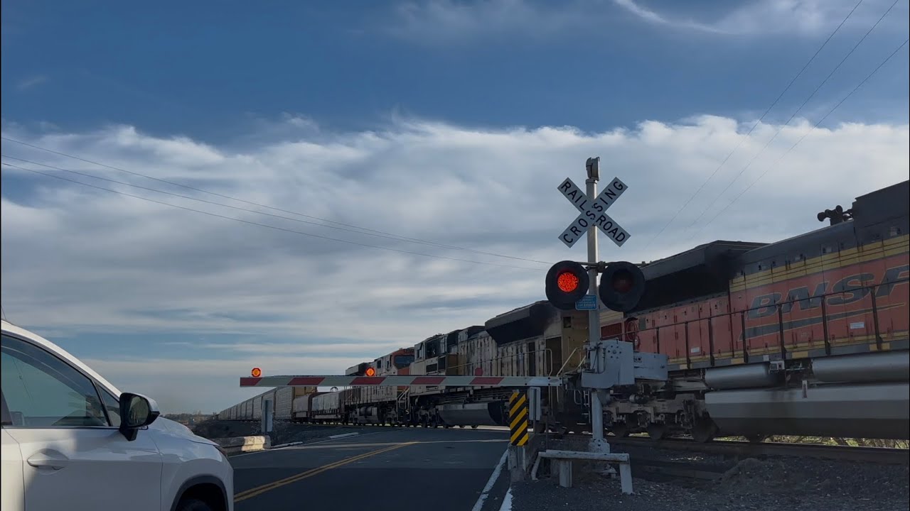 BNSF 6225 Manifest Train With UP North - N. Davis Road Railroad Crossing, Stockton CA