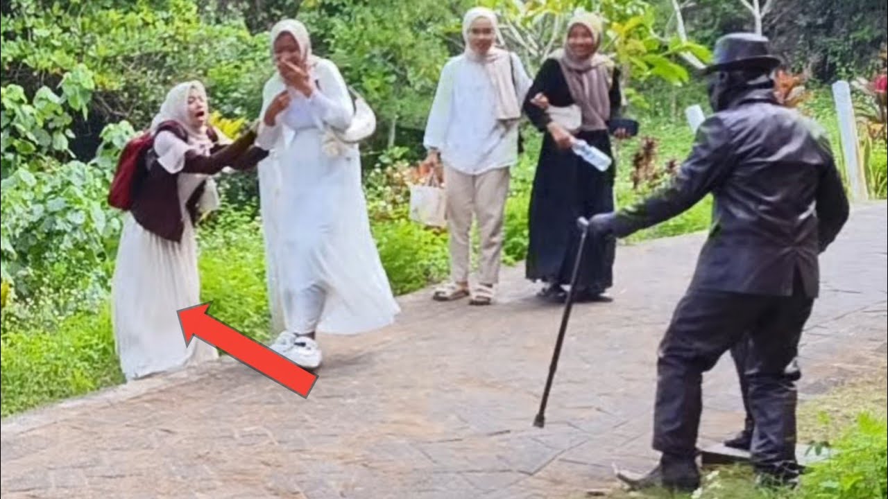 Cewek itu hampir saja..!! Prank patung..!!!