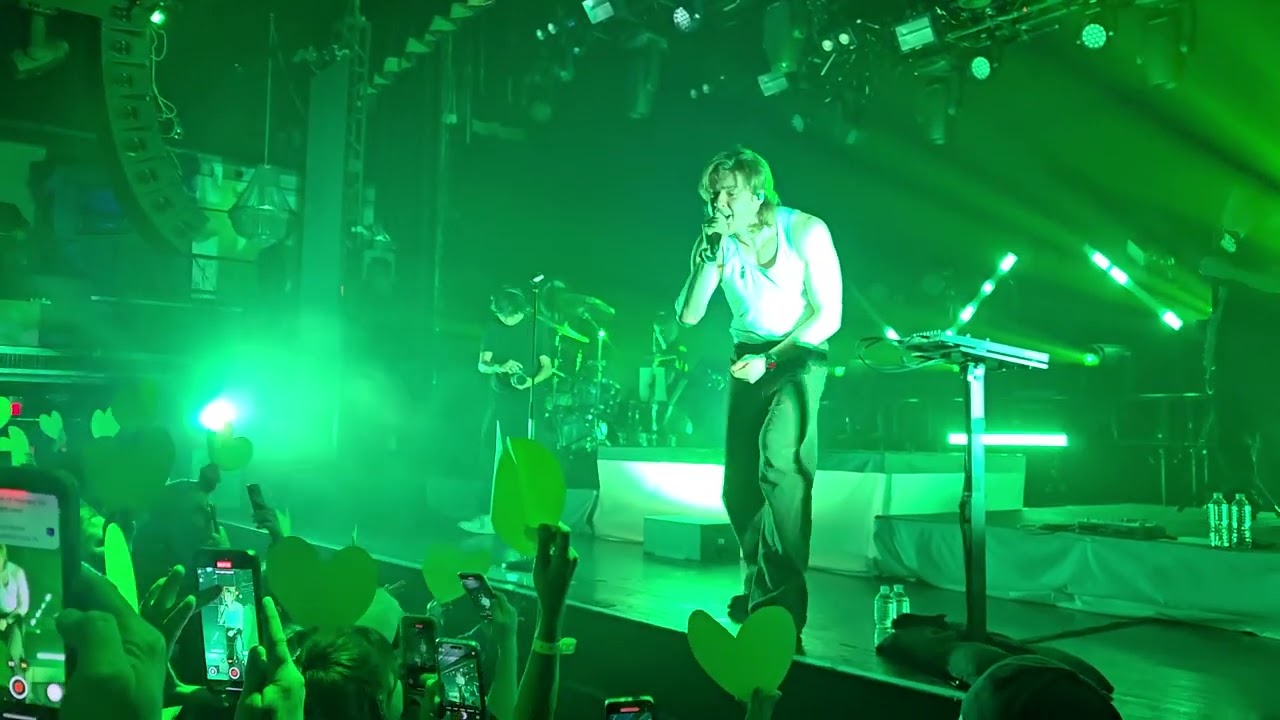 Crowd holds 💚 for Livingston during neon Boston MA